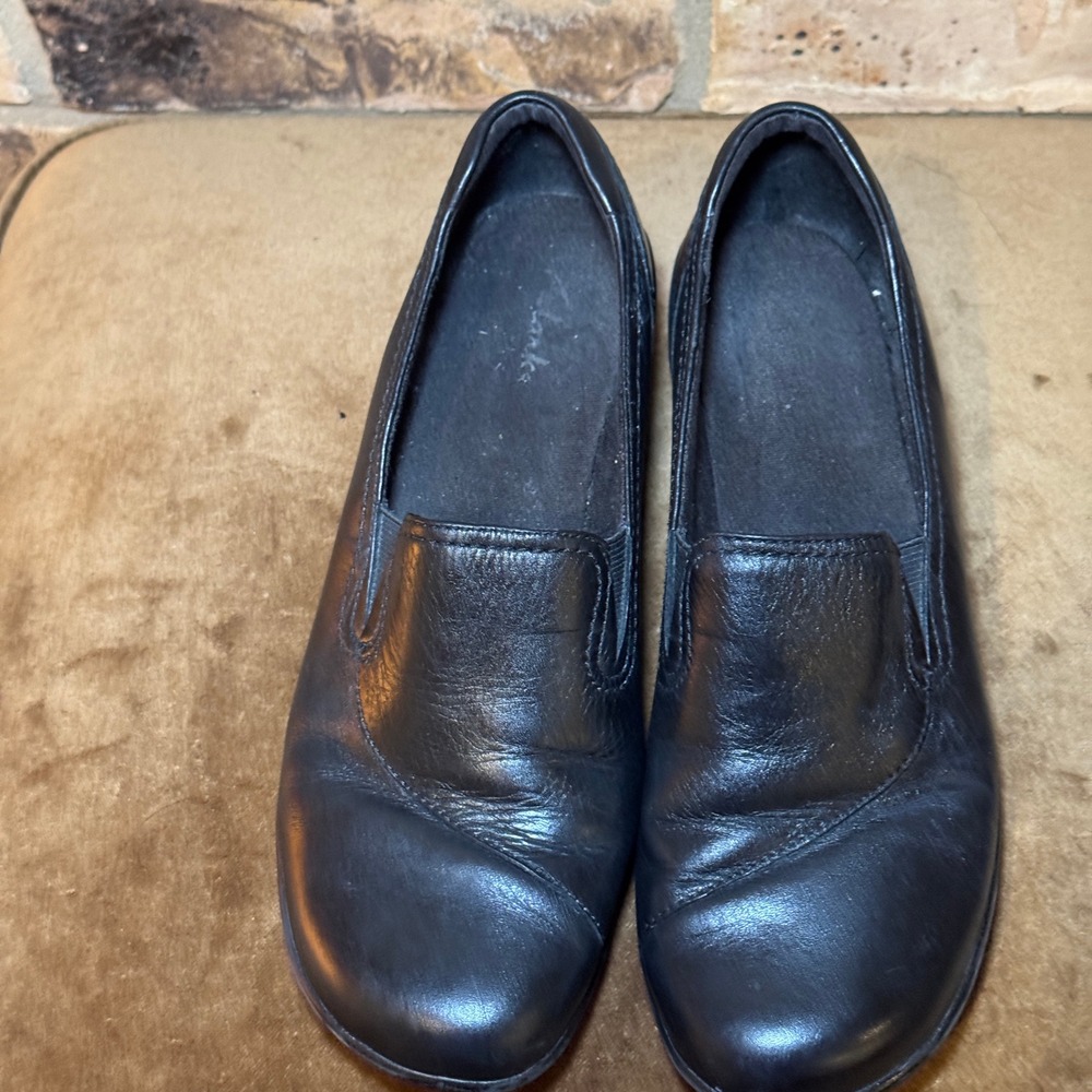 Clarks Loafers Womens 8M Black Good Leather Slip On  Heel 38629